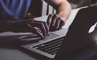 开云官网-重回波士顿欧文拥抱老队友，“我们都是战友”